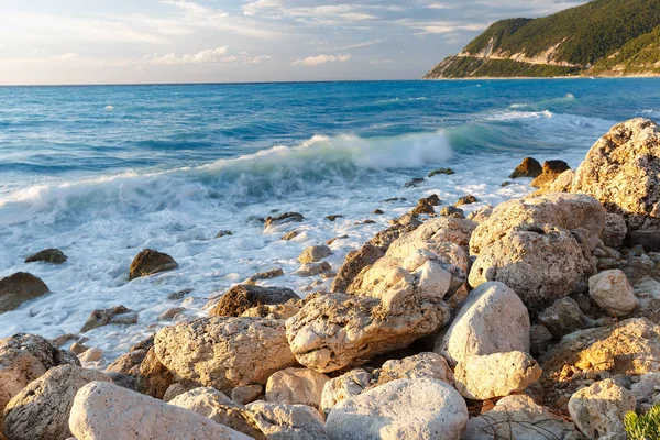 Sahilde Günbatımı Lefkada Adası Yunanistan Bir Kayanın Üzerine Çökmesini Dalga — Stok fotoğraf