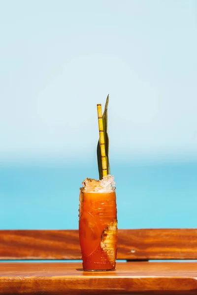 Glass Chilled Tropical Cocktail Table Beach — Stock Photo, Image