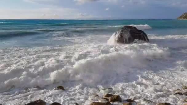 Ola Estrellándose Una Roca Orilla Atardecer Isla Lefkada Grecia Disparo — Vídeo de stock