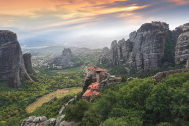 Güzel doğal görünümü Meteora Vadisi ve kutsal manastır Rousanou, St Nikolaos Anapafsa, büyük Meteoron ve Varlaam mesafe, Yunanistan