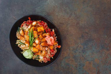 Tavuk Katsu Don. Derin yağda kızartılmış tavuk Pilav kasesi ve madde pirinç yemeye hazır. Üstten görünüm, rustik yüzey, kopya alanı