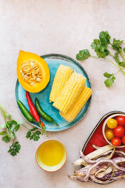 Škála Syrovou Zeleninu Klasy Kukuřice Dýně Zelené Fazolky Chilli Papriky — Stock fotografie