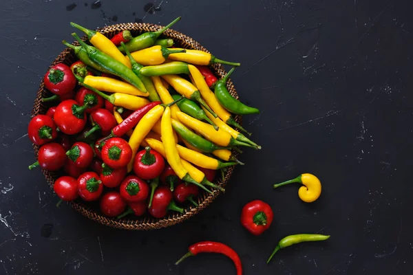 Chilipepertjes Kom Tegen Rustiek Zwarte Achtergrond Bovenaanzicht Lege Ruimte — Stockfoto