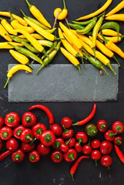 Olika Sorters Chilipeppar Ram Med Texten Plats Mörk Bakgrund Ovanifrån — Stockfoto