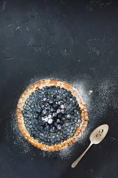 Blueberry Tart Porcukorral Sötét Rusztikus Háttér Felülnézet Üres Hely — Stock Fotó