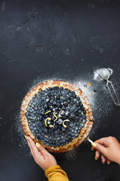 Kobiety Służące Kawałek Blueberry Pie Widok Góry Puste Miejsce Ciemny — Zdjęcie stockowe