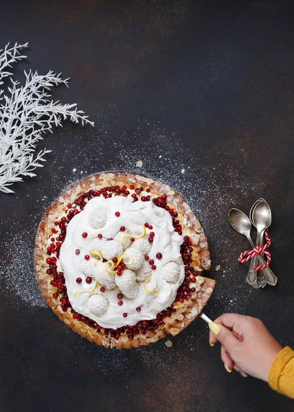 Frau Serviert Urlaub Preiselbeerbaiser Kuchen Ansicht Von Oben Leerraum Dunkel — Stockfoto