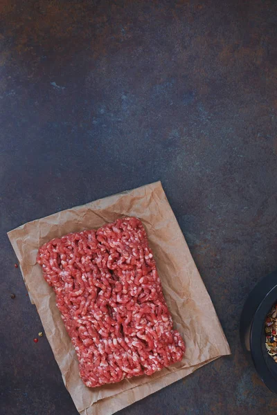 Grama Alimentado Cru Angus Carne Moída Pergaminho Fundo Rústico Concreto — Fotografia de Stock