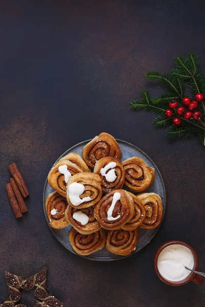 Zelfgemaakte Kaneel Broodjes Besprenkeld Suiker Slagroom Traditionele Gebakken Kerst Traktatie — Stockfoto