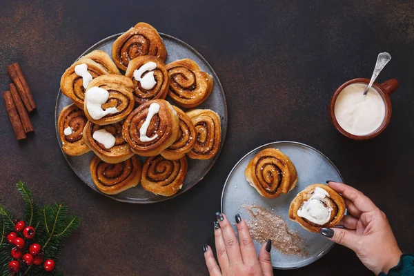 Cinnamon Sugar Cardamom Rolls Hand Holding Cinnamon Bun Plate Top — Stock Photo, Image