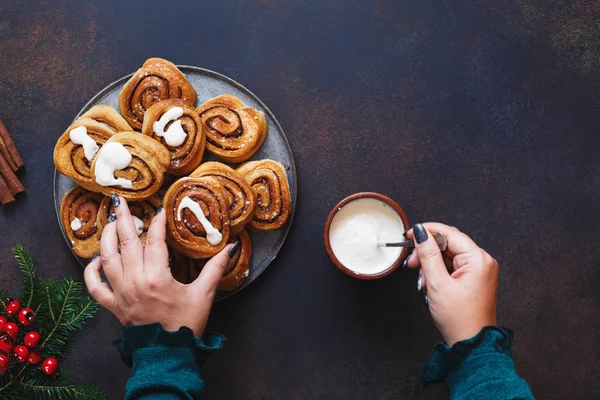 Delicious Cinnamon Rolls Getting Glazing Icing Top View Blank Space — Stock Photo, Image