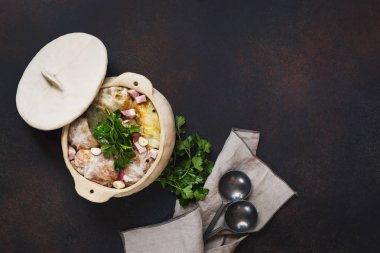 Yemek pişirmek için hazırlanan baharatlar ile güveç tencerede ekşi lahana rulo. Üstten görünüm, boş yer