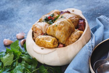 Lahana tencereye yemeye hazır et ve pilav ile doldurulmuş çörek. Üstten görünüm, boş yer