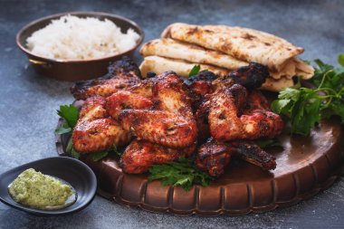 Hint tandoori tavuk pilav pirinç ve sarımsak naan ile seçici odak hizmet kanatları