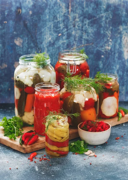 Pickles Caseiros Vegetais Diferentes Frascos Mesa Rústica Foco Seletivo — Fotografia de Stock