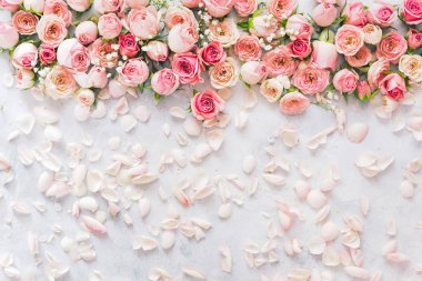 Gül arka plan. Düz gül çiçek ve yaprakları dokulu arka plan üzerinde yatıyordu. Kadınlar günü, tebrik kartı veya düğün davetiyesi, kopya alanı. 