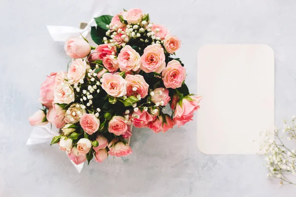 Confezione Regalo Con Fiori Rosa Carta Bianca Fondo Invito Bianco — Foto Stock