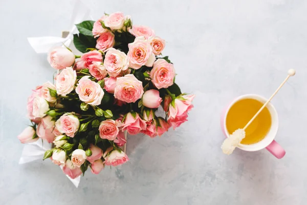 Gül Çiçek Çay Dokulu Yüzeyi Ile Hediye Kutusu Üstten Görünüm — Stok fotoğraf