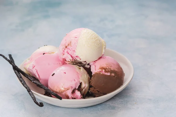 Cuenco Cucharadas Helado Napolitano Sobre Fondo Rústico Enfoque Selectivo Espacio —  Fotos de Stock