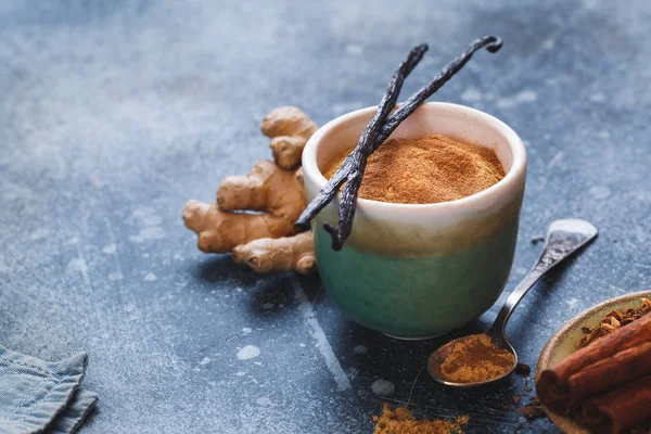Vanille Chai Tea Latte Mix Beker Ingrediënten Macro Selectieve Aandacht — Stockfoto
