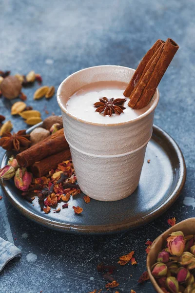 Masala Chai Tradicional Indio Condimentado Taza Con Especias Sobre Fondo —  Fotos de Stock