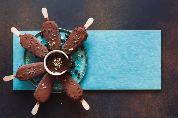 チョコレート ナット コーティングの棒のアイスクリーム 上面ビュー 空白スペース — ストック写真