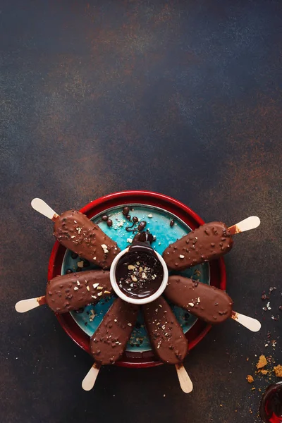 スティック チョコレート ヘーゼル ナッツとチョコレートの部分 上面ビュー 空白スペース — ストック写真