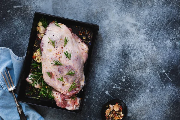 Preparando Uma Carne Assada Perna Cordeiro Marinado Com Ervas Alho — Fotografia de Stock