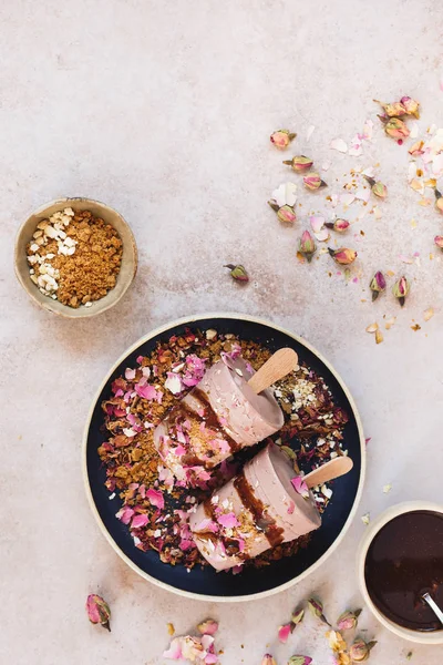 Delicioso Masala Chai Kulfi Servido Con Galletas Desmenuzadas Jarabe Chocolate — Foto de Stock