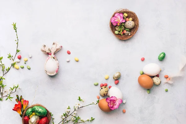 Великодній Фон Великодні Перепелині Курячі Яйця Гілкою Весняного Цвітіння Вид — стокове фото