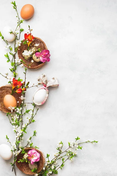 Feliz Conceito Páscoa Ovos Páscoa Com Guardanapo Orelha Coelho Flores — Fotografia de Stock