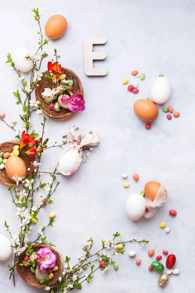 Великодній Фон Різними Яйцями Серветкою Вух Кролика Гілкою Весняного Цвітіння — стокове фото
