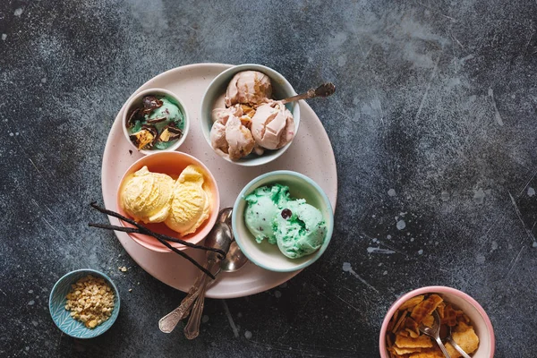 アイスクリーム チョコレート ミント バニラ パステル色のボウルでの別の味 上面ビュー 素朴な背景 — ストック写真