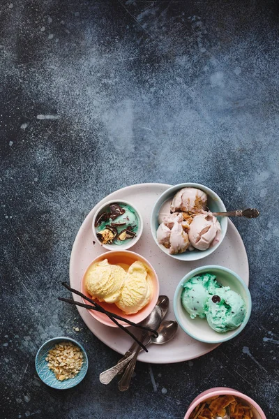 Různé Typy Zmrzliny Pastelových Barevných Miskách Pohled Shora Prázdné Místo — Stock fotografie