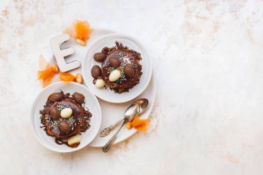 Paskalya kek çikolata sır, şeker ve yumurta tabakta, üstte dokulu yüzey, en iyi görünüm, kopya alanı