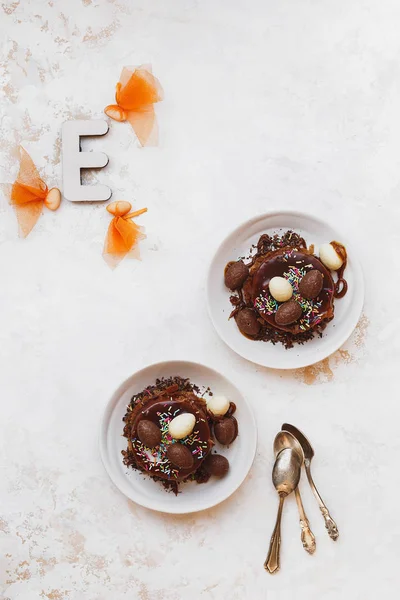 Chocolade Paasei Nest Geserveerd Gebaksbordjes Pasen Letter Het Getextureerde Oppervlak — Stockfoto