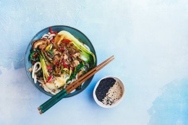 Bok Choy ve Shiitake Mantarlı Erişte. Üst görünüm, boş alan