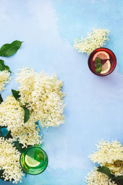 Elder Caseiro Flor Cordial Copos Com Limão Fresco Suco Flores — Fotografia de Stock