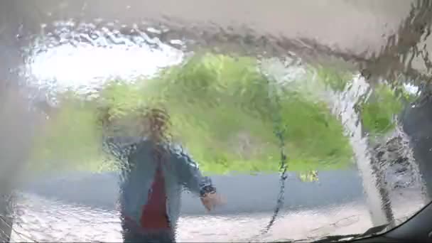 Myjnia Samochodowa Samoobsługa Człowiek Myje Swój Samochód Natryskiem Wody Myjki — Wideo stockowe