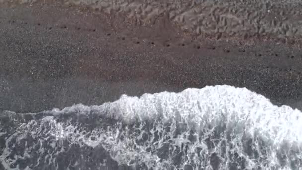 Vagues Sur Plage Sable Noir Île Santorin Grèce — Video