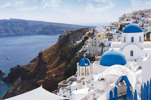 Cúpulas Azuis Torre Sineira Igrejas Oia Santorini Grécia Borda Caldeira — Fotografia de Stock