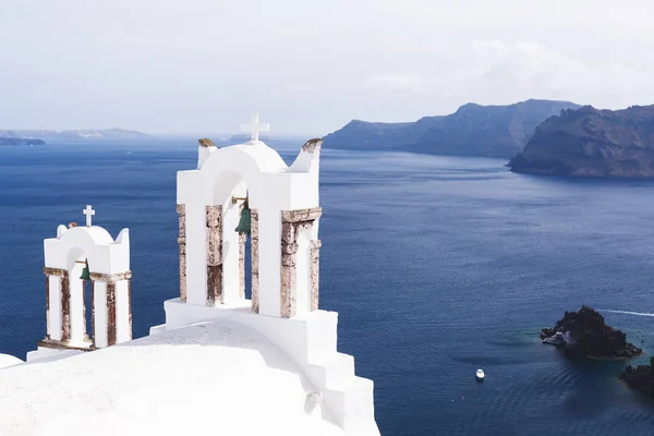 Igreja Branca Belfries Vulcão Caldera Com Paisagem Marinha Ilha Santorini — Fotografia de Stock