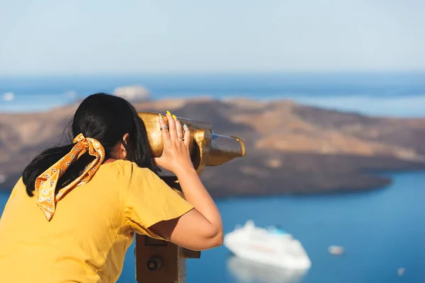 Hermosa Mujer Joven Mirando Cruceros Con Prismáticos Thira Santorini Grecia — Foto de Stock