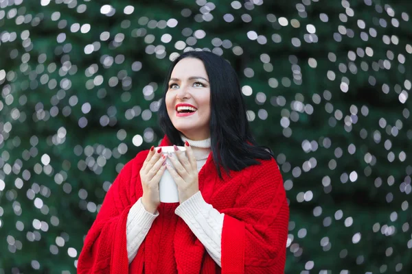Uśmiechnięta Kobieta Ciepłym Ubraniu Stoi Boże Narodzenie Ozdobione Ganek Domu — Zdjęcie stockowe