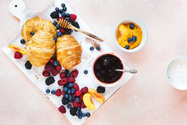 Fruktig Frukost Frukost Med Nybakade Croissanter Färska Sommar Bär Och — Stockfoto