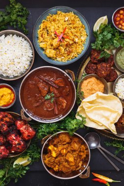 Hint yemekleri rogan josh, tavuk tikka masala, biryani, kebaplar, hamur, dips ve naan ekmek, üst görünümü featuring yemeye hazır