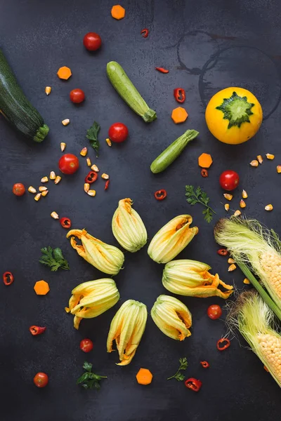 Zucchini 玉米和西红柿 新鲜收获的花园 顶视图 — 图库照片