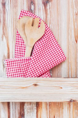 Çevre dostu ahşap mutfak kaşığı ve çatal salata veya makarna seti, mutfak aracı, çatal bıçak takımı. Sürdürülebilir yaşam tarzı kavramı, düz yatıyordu