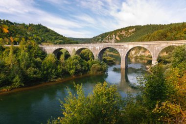 Sabah ışığında Uvac nehri boyunca köprü, Zlatar dağı, Sırbistan