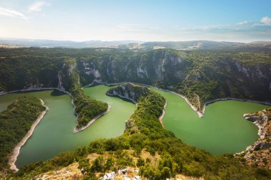 Uvac Nehri'nin meanders, Sırbistan. Uvac Nehri kanyon meanders güzel yaz üst görünümü, Sırbistan